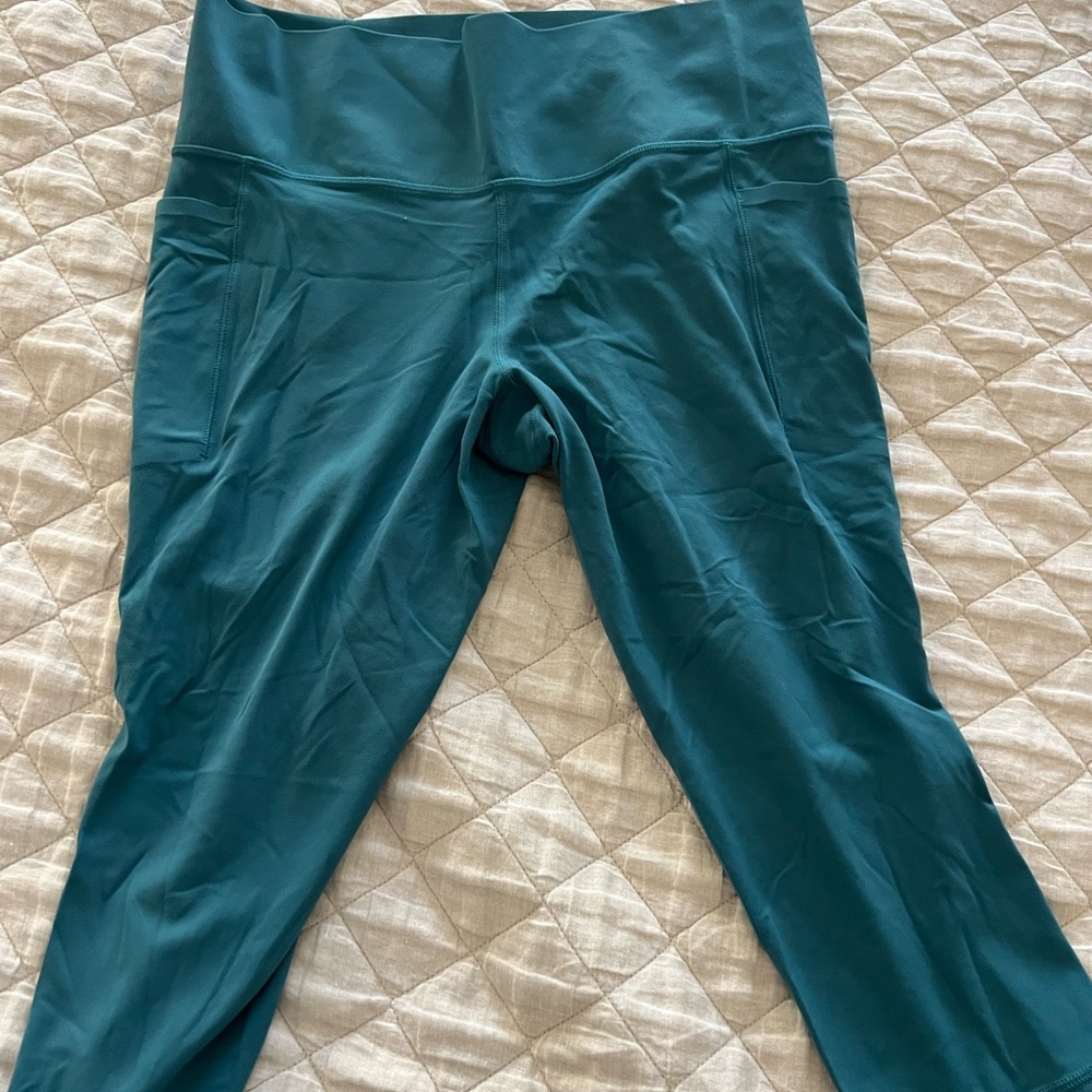 Athleta salutation stash capri